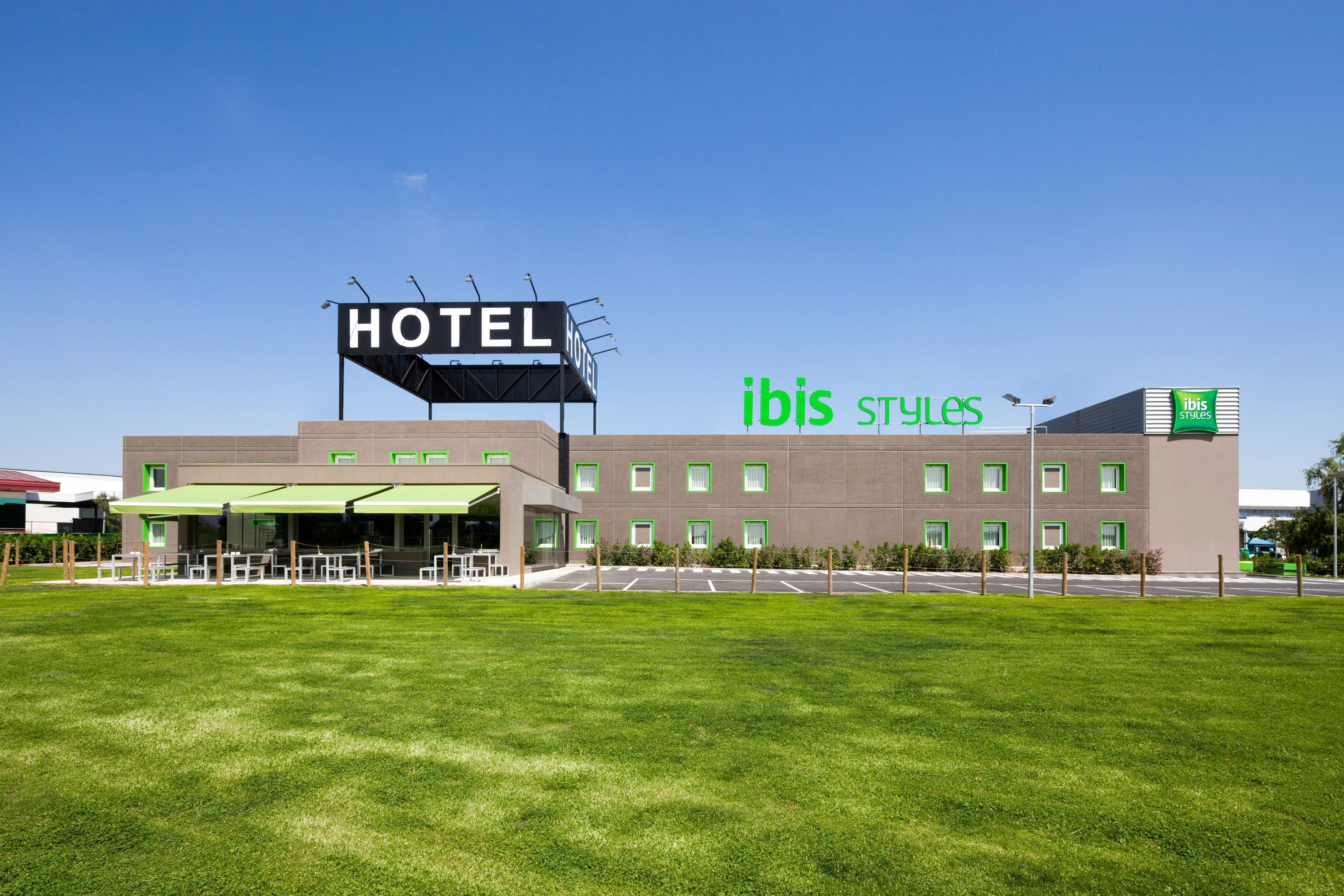 Hotel Ibis Styles Lleida Torrefarrera Екстериор снимка